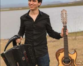 Brandon Báez canta imprime su estilo al tema 'Corazón malo'.