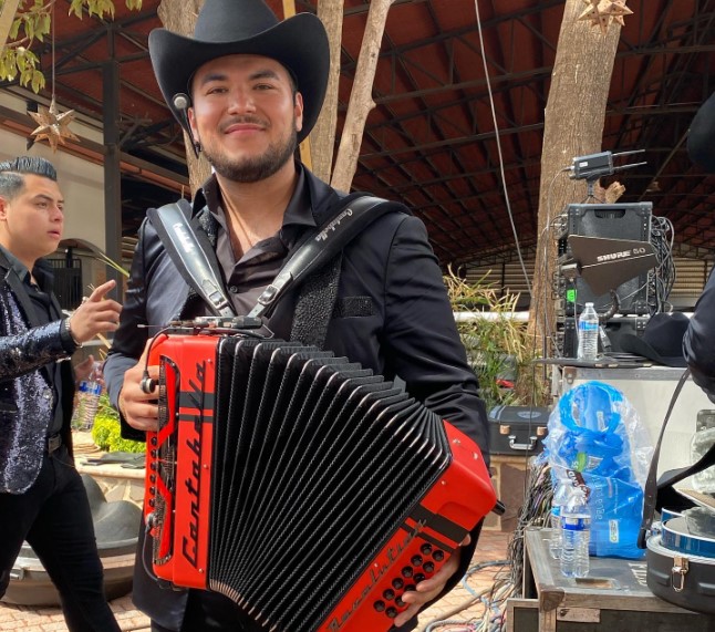 Ángel Saucedo es el n uevo acordeonista de Calibre 50.