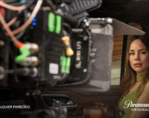 Camila Sodi es 'Carlota' en la serie 'Cualquie parecido'.