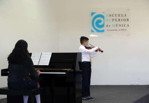 Bajo la guía de los maestros Oleksandr Taslytskyi en violín y Octavio Hidalgo en el chelo, los jóvenes mostraron sus conocimientos y talento, de manera presencial.