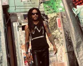 Lenny Kravitz pasea por el sur de la Ciudad de México este miércoles.