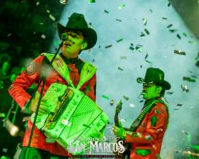 Los Dos Carnales cantan sus éxitos en el palenque de la Feria de San Marcos.