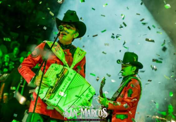 Los Dos Carnales cantan sus éxitos en el palenque de la Feria de San Marcos.