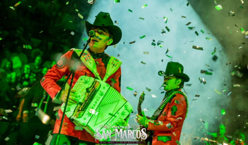 Los Dos Carnales cantan sus éxitos en el palenque de la Feria de San Marcos.