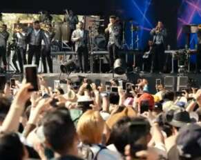 Banda MS durante su presentación en el festival de Coachella, este domingo.