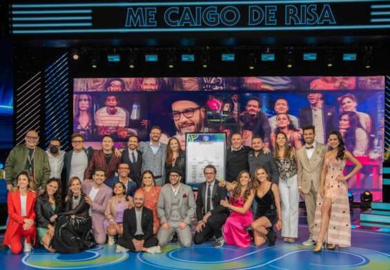 La Familia disfuncional de Me caigo de risa y el equipo de producción celebran 300 emisiones.
