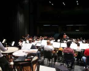 La OSSLA se prepara para su concierto de este jueves.