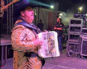 Don Ramón Ayala sufre percance en pleno concierto.