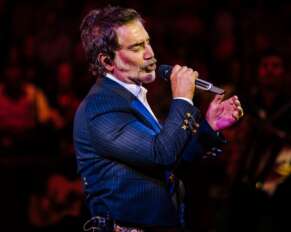 Alejandro Fernández durante su concierto del viernes, en el Domo Care.