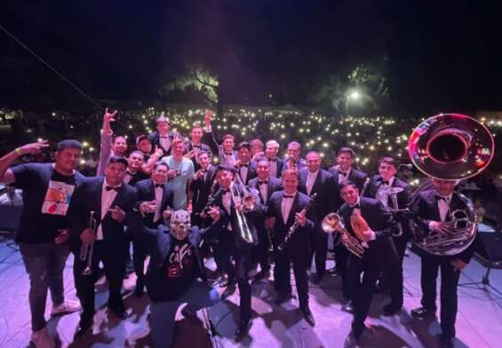 Banda Los Coyulitos, durante el festejo de su sexto aniversario.