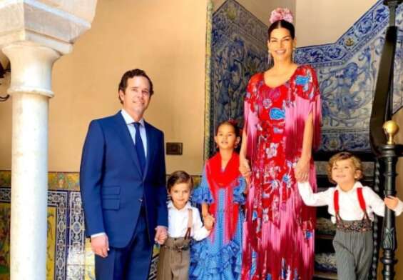 Bárbara Coppel junto a su esposo e hijos.
