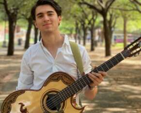 Brandon Báez se da a conocer como compositor en este EP.