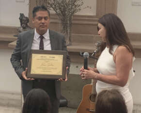 Bruno Danzza recibe reconocimientos por su labor como compositor.