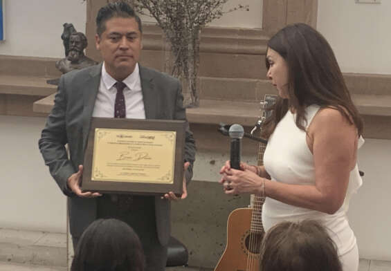 Bruno Danzza recibe reconocimientos por su labor como compositor.