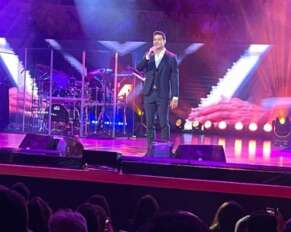 Carlos Rivera celebra al centro cultural El Cantoral.