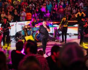 Grupo Duelo durante su actuación en el Domo Care.