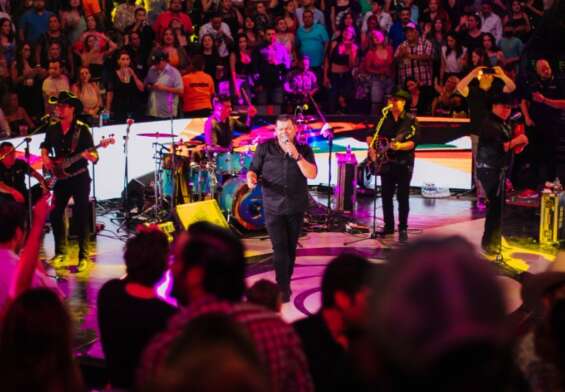 Grupo Duelo durante su actuación en el Domo Care.