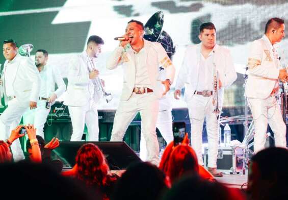 Edwin Luna y la Trakalosa, durante su reciente actuación en Monterrey.