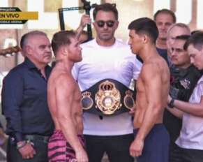 El Canelo y Bivol, cara a cara tras el pesaje.