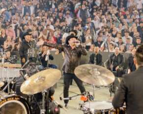 Julión Alvarez y su Norteño Banda son coreados de principio a fin en el concierto del palenque de la Feria de San Isidro.