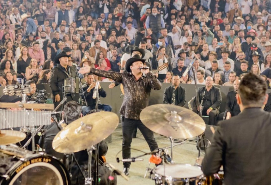 Julión Alvarez y su Norteño Banda son coreados de principio a fin en el concierto del palenque de la Feria de San Isidro.