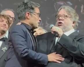 Gael García y Guillermo del Toro cantan 'Ella', en el Festival de Cine de Cannes.