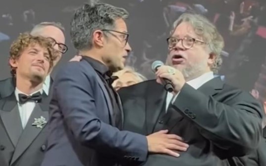 Gael García y Guillermo del Toro cantan 'Ella', en el Festival de Cine de Cannes.