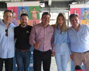 Marilé Andrade junto a directivos de la JAP Sinaloa.