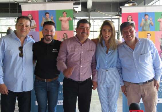 Marilé Andrade junto a directivos de la JAP Sinaloa.