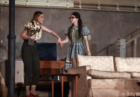 Kika Édgar y su hija Majo Édgar, en la obra de teatro 'Sola en la oscuridad'.