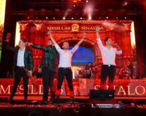 La Adictiva emociona a sus fans en la Feria de San Marcos de Aguascalientes.