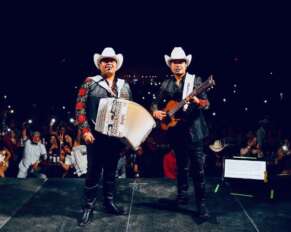 Los Dos de Tamaulipas, durante su concierto este sábado en The DeltaPlex Arena.