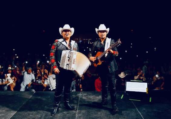 Los Dos de Tamaulipas, durante su concierto este sábado en The DeltaPlex Arena.