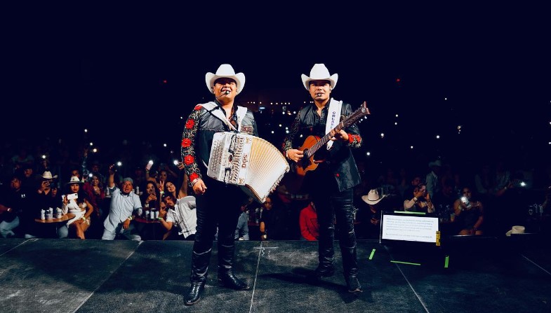 Los Dos de Tamaulipas, durante su concierto este sábado en The DeltaPlex Arena.