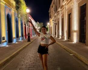 Lucero Ríos posa en el Centro Histórico de Mazatlán.