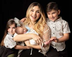 Marcela Mistral junto a sus tres hijos.