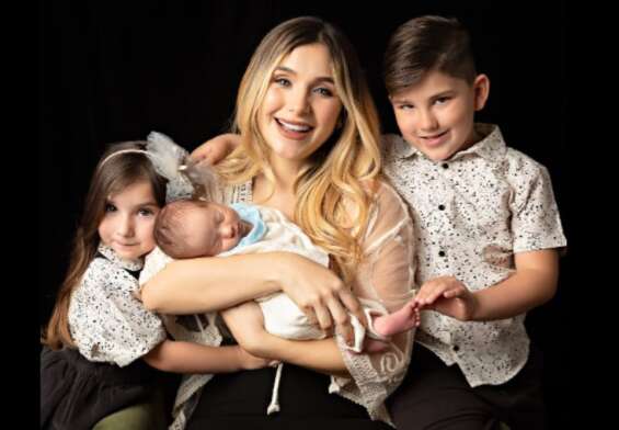 Marcela Mistral junto a sus tres hijos.