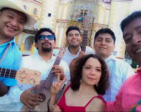 Los Cojolites y Natalia Lafourcade.