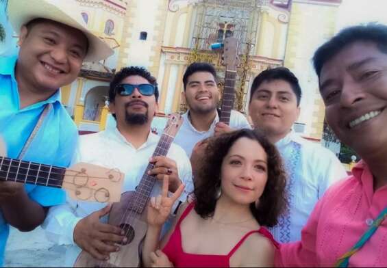 Los Cojolites y Natalia Lafourcade.