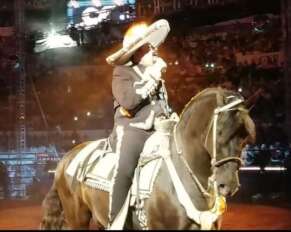 Pepe Aguilar, durante su intervención en la Monumental Plaza de Toros de Aguascalientes.