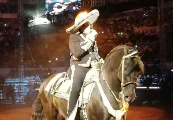 Pepe Aguilar, durante su intervención en la Monumental Plaza de Toros de Aguascalientes.