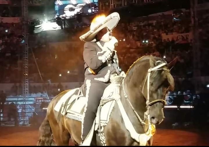 Pepe Aguilar, durante su intervención en la Monumental Plaza de Toros de Aguascalientes.