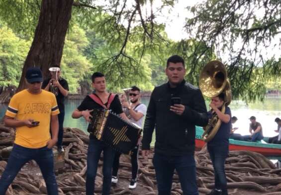 Rafa Becerra y Banda la Super Corona.
