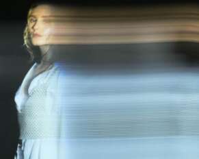 Una María debuta como productora de su sencillo 'Un reflejo breve'.