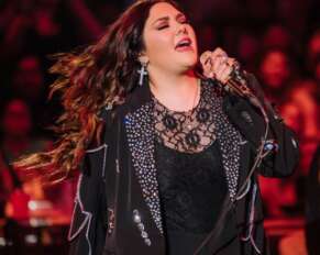 Yuridia canta ante un Domo Care lleno.