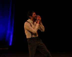 Benny Ibarra, durante la presentación del monólogo en el Teatro Pablo de Villavicencio.