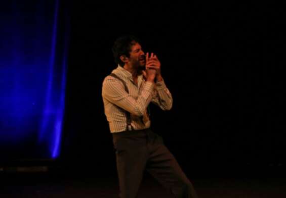 Benny Ibarra, durante la presentación del monólogo en el Teatro Pablo de Villavicencio.