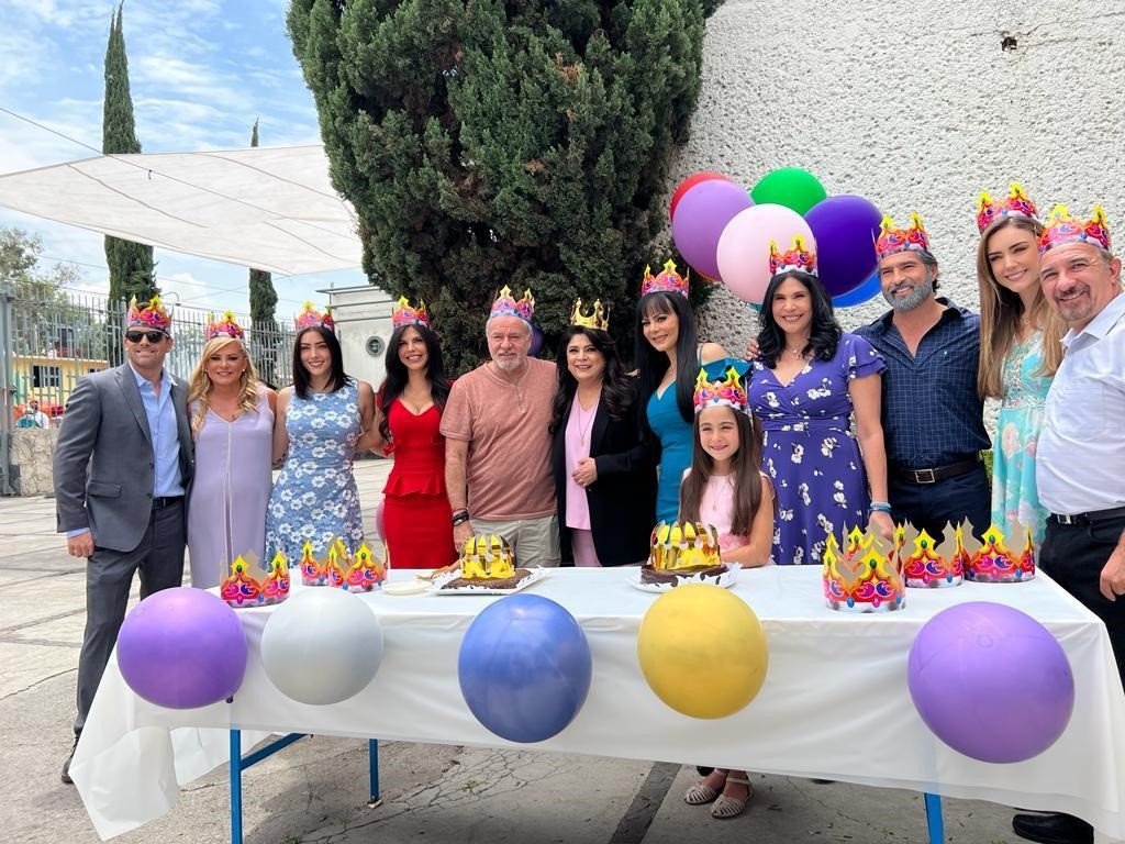 Actores de la telenovela Corona de lágrimas en el triple festejo por los cumpleaños de Victoria Ruffo, José Alberto y Maribel Guardia.