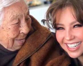 Thalía y su abuela Eva Mange.