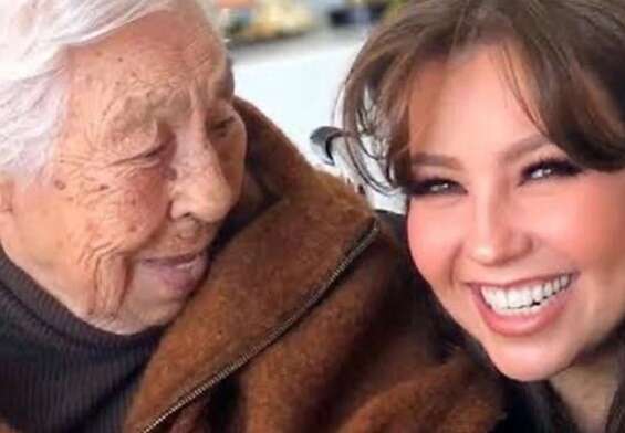 Thalía y su abuela Eva Mange.